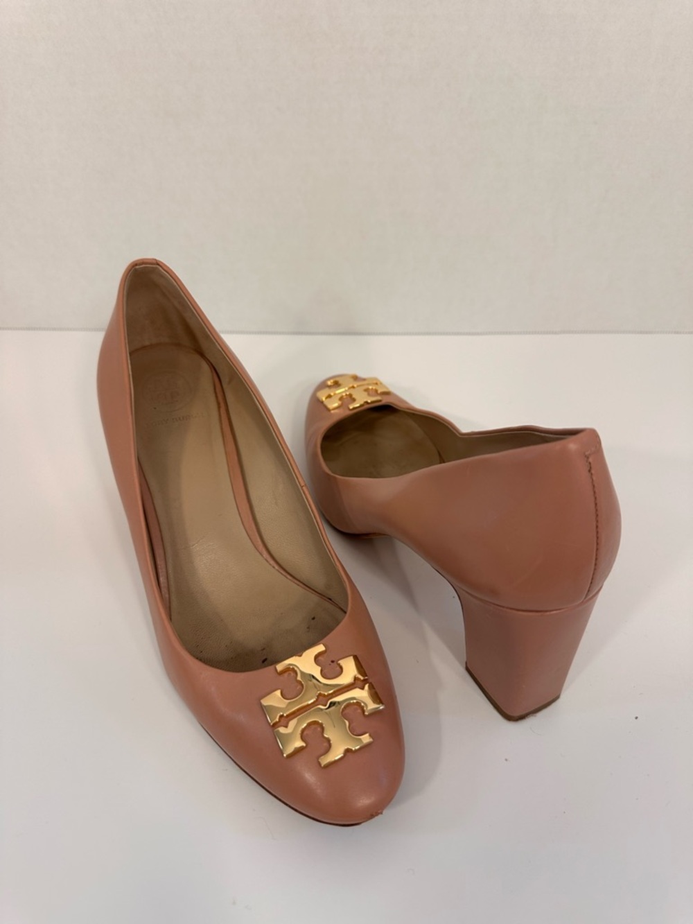 Tory Burch Dusty Rose Leather Block Heel Pumps with Gold Logo - Picture 2 of 9